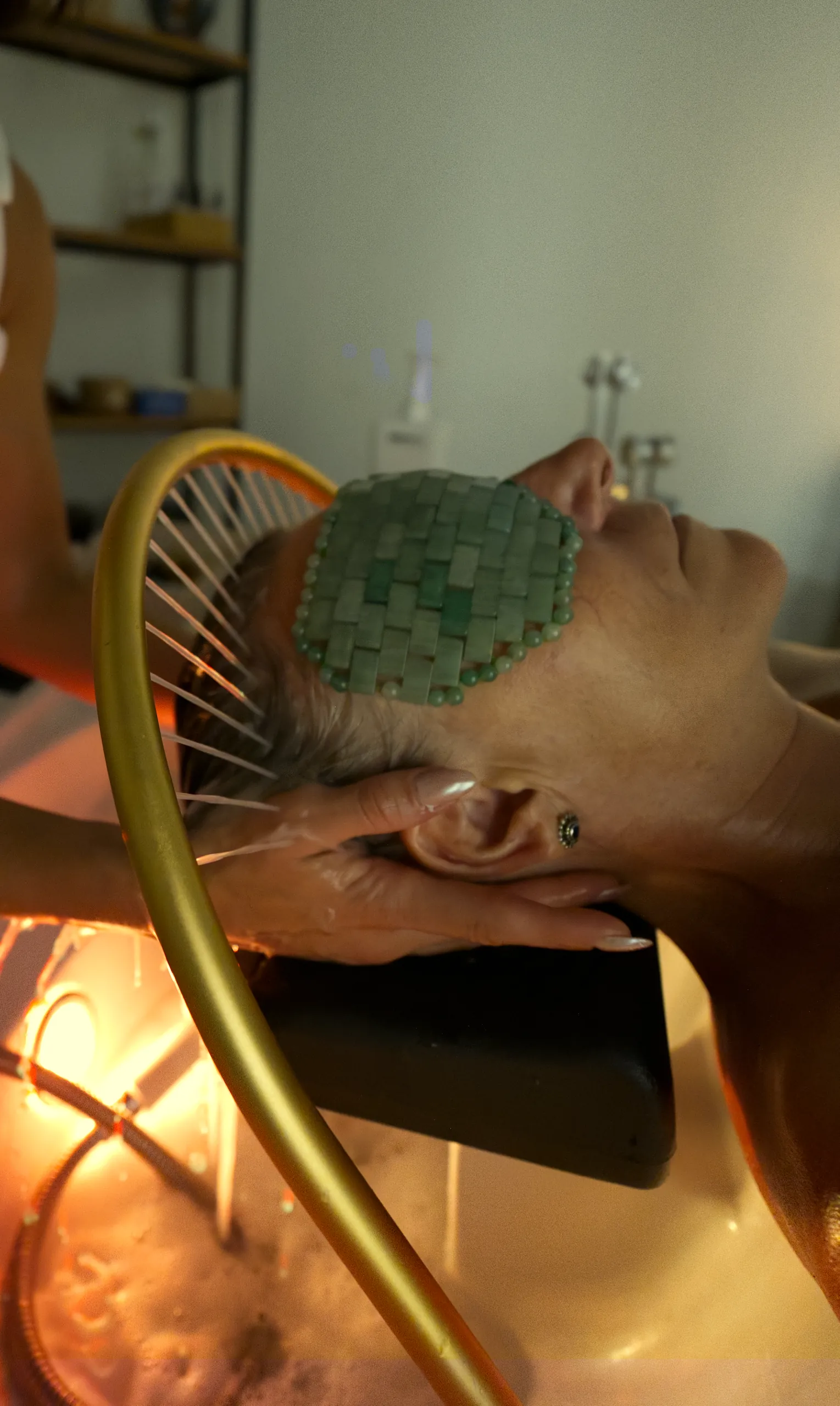 Jet d’eau sur le cuir chevelu pendant le Head Spa chez Michel Coiffure à Fribourg